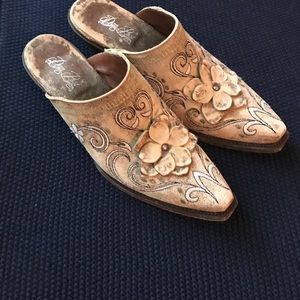 Sundance Camelot clogs